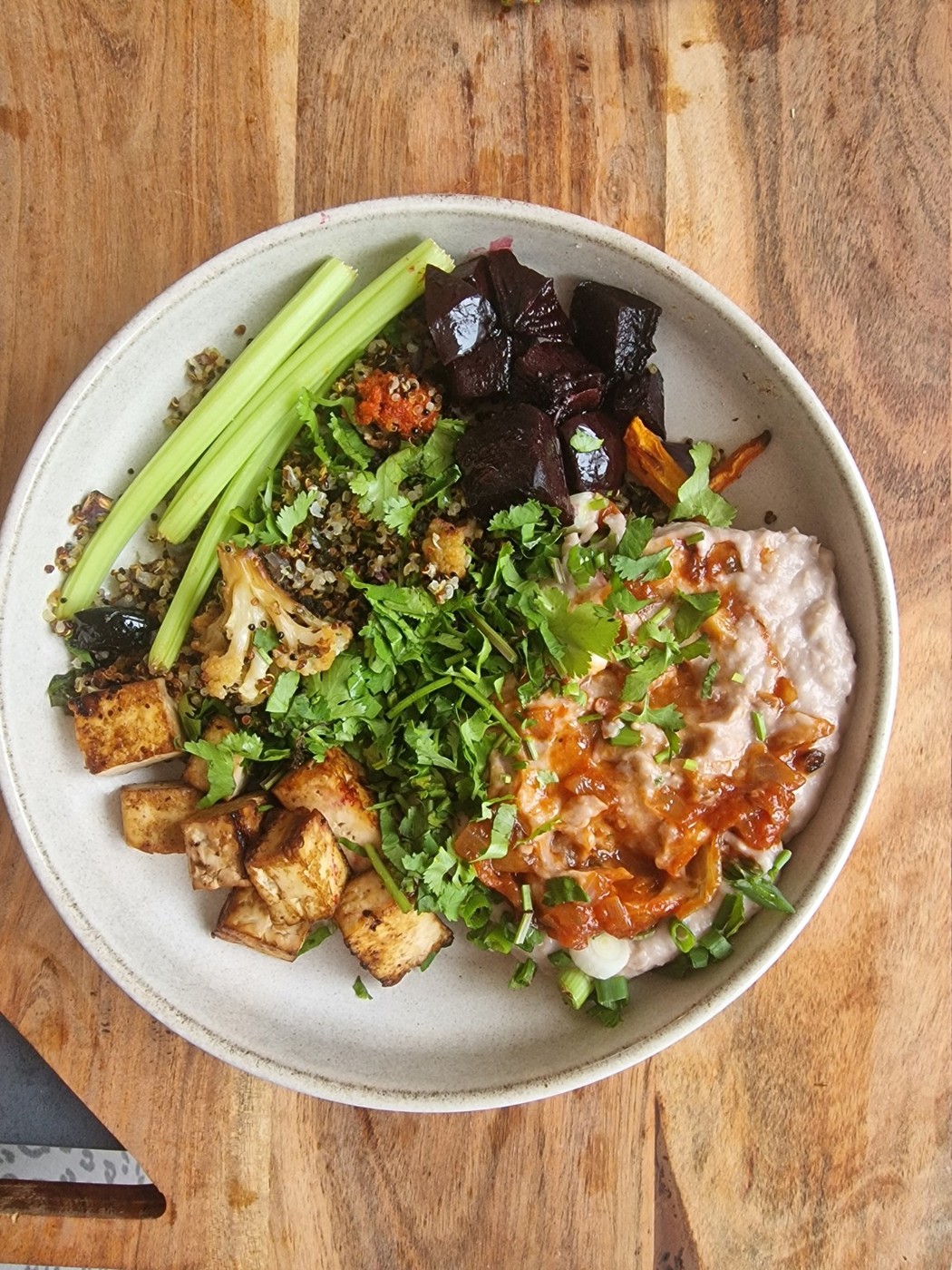 Bol nutritiv cu legume, quinoa și tofu