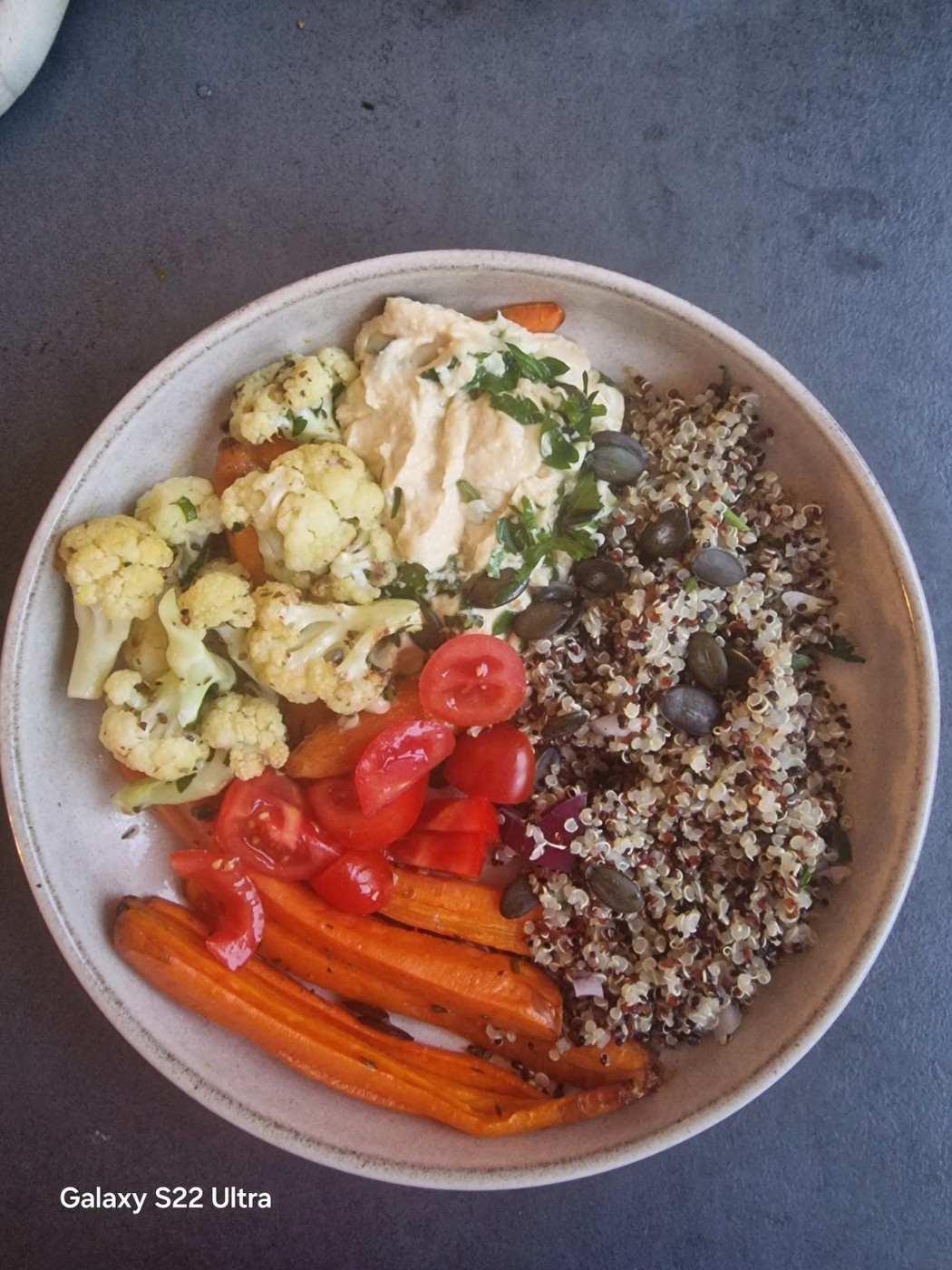 Bol cu quinoa, legume coapte și hummus