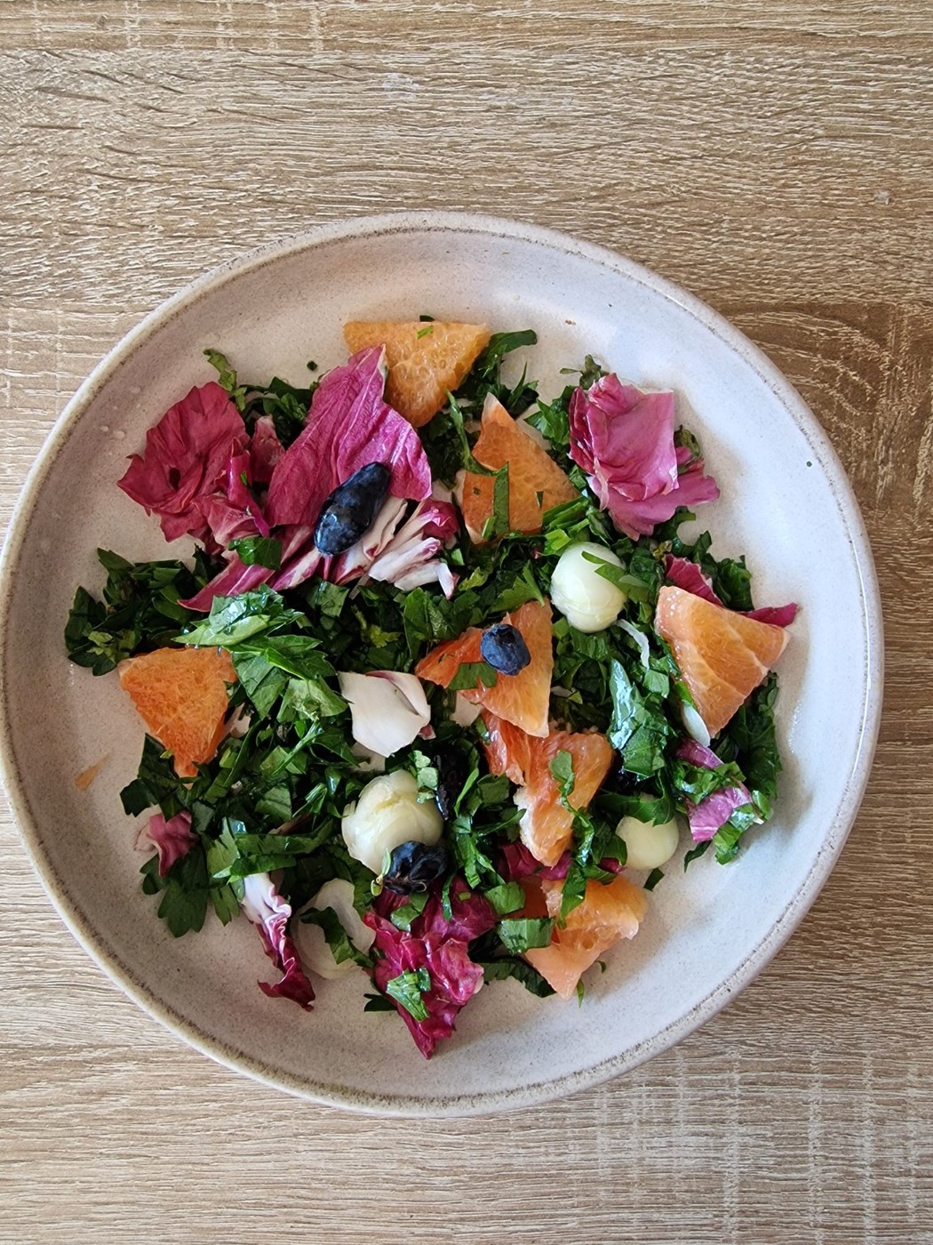 Salată cu verdețuri, citrice și radicchio